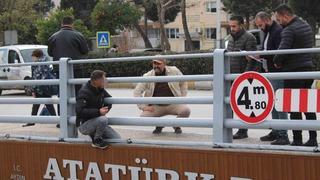 Çocuğunu görmek için alt geçidin üstüne çıkan şahıs ikna edildi