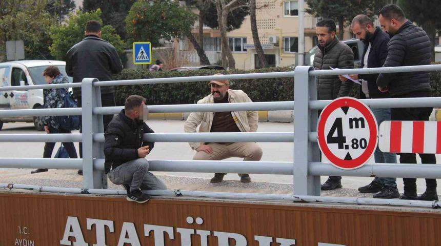 &Ccedil;ocuğunu g&ouml;rmek i&ccedil;in alt ge&ccedil;idin &uuml;st&uuml;ne &ccedil;ıkan şahıs ikna edildi