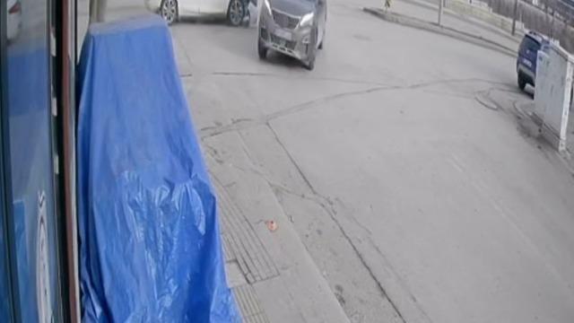 Hızını alamayan araç kavşakta başka bir araca çarptı