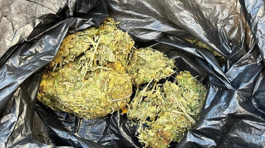 Ş&uuml;pheli ara&ccedil;tan 50 gram esrar &ccedil;ıktı