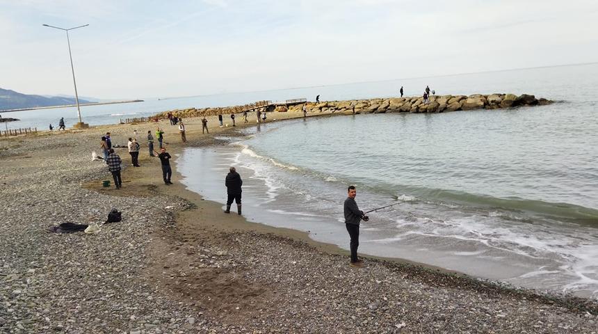Balık kafesi yırtıldı, oltasını alan sahile koştu