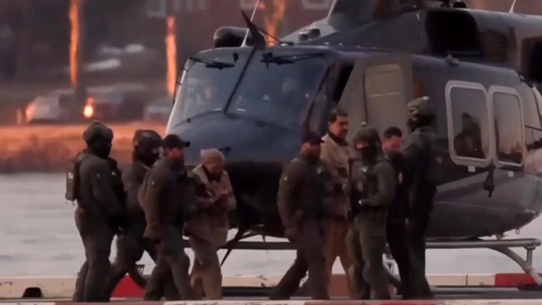 Trump ın pozu g&uuml;ndem oldu! Şapkadaki yazı dikkat &ccedil;ekti: Sırada o &uuml;lke mi var? 4