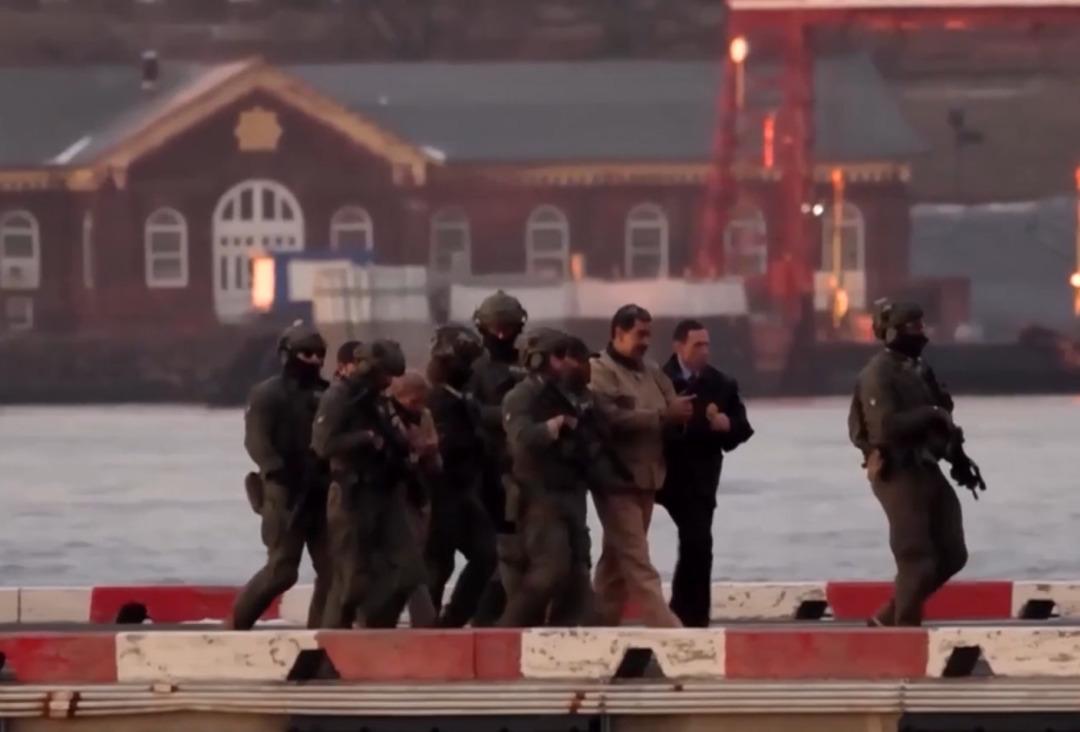 Trump ın pozu g&uuml;ndem oldu! Şapkadaki yazı dikkat &ccedil;ekti: Sırada o &uuml;lke mi var? 2