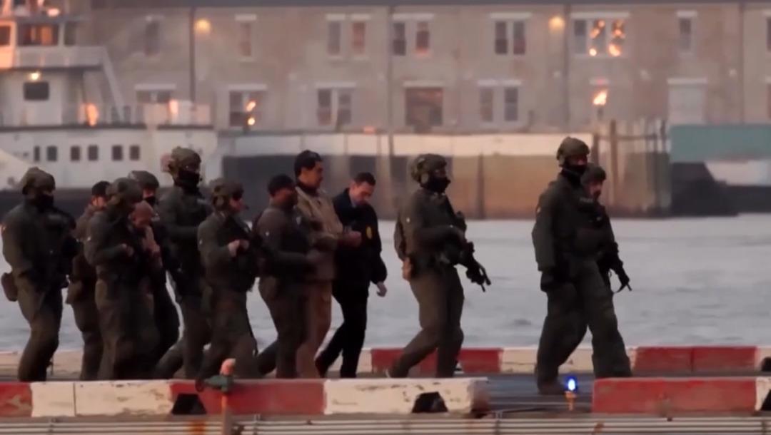 Trump ın pozu g&uuml;ndem oldu! Şapkadaki yazı dikkat &ccedil;ekti: Sırada o &uuml;lke mi var? 3