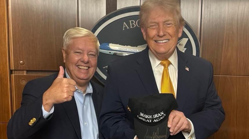 Trump'ın pozu g&uuml;ndem oldu! Şapkadaki yazı dikkat &ccedil;ekti: Sırada o &uuml;lke mi var?