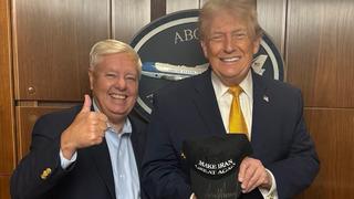 Trump'ın pozu gündem oldu! Şapkadaki yazı dikkat çekti: Sırada o ülke mi var?