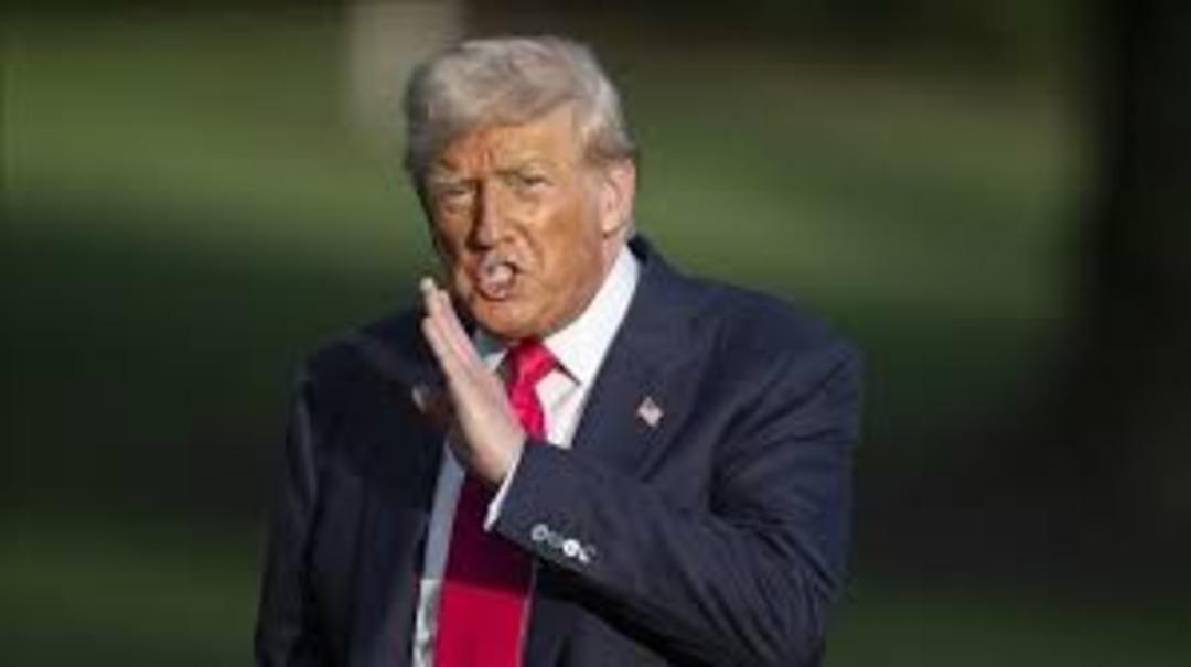 Trump ın pozu g&uuml;ndem oldu! Şapkadaki yazı dikkat &ccedil;ekti: Sırada o &uuml;lke mi var? 5