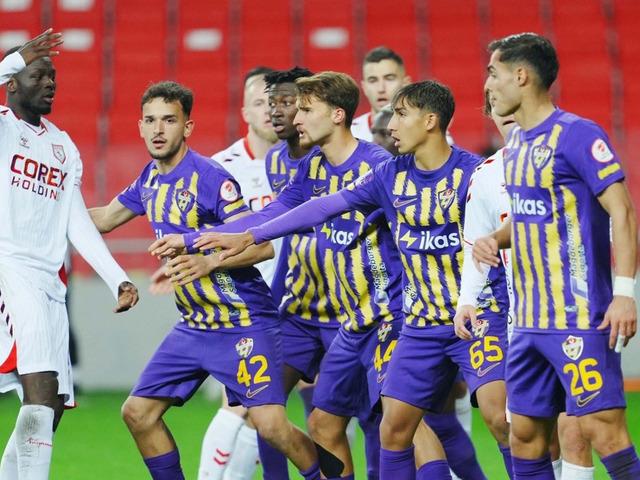 Ey&uuml;pspor'da b&uuml;y&uuml;k kıyım! Tam 7 futbolcu kadro dışı bırakıldı: Aralarında Emre Akbaba ve Thiam da var!