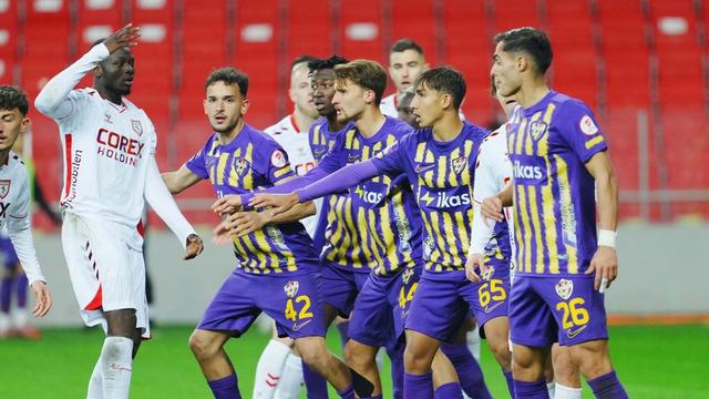 Eyüpspor'da büyük kıyım! Tam 7 futbolcu kadro dışı bırakıldı: Aralarında Emre Akbaba ve Thiam da var!