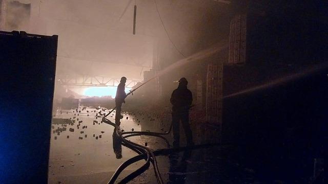 Fabrikada alevlere teslim oldu! 60 işçi tahliye edildi: Acı haber geldi