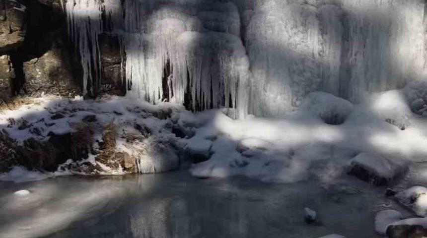 Kaz Dağları&rsquo;nda g&ouml;rsel ş&ouml;len: -12 derecede donan şelale b&uuml;y&uuml;ledi