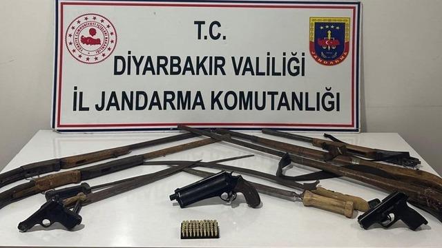Jandarma'dan operasyon! Çok sayıda silah ve kaçak malzeme ele geçirildi