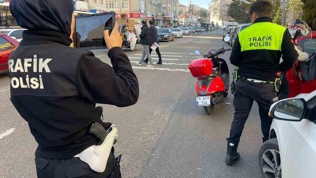 Karaman&rsquo;da motosikletin &ccedil;arptığı yaya yaralandı 1