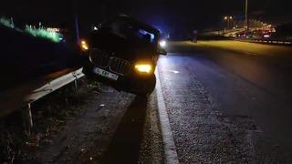 Kontrolden çıkan cip, bariyerlerin üzerinde asılı kaldı