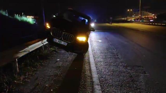 Kontrolden çıkan cip, bariyerlerin üzerinde asılı kaldı