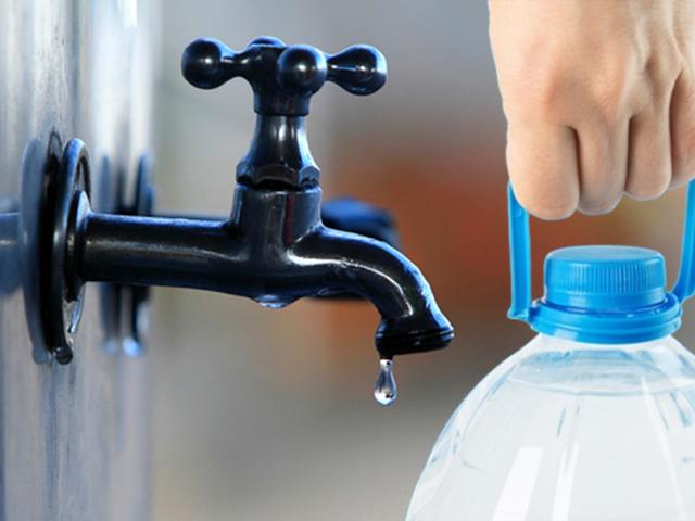 G&uuml;nlerdir suları kesik olan ilde marketlerdeki su da bitti!