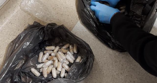 Batman’da yabancı uyruklu bir şahsın midesinden 64 parça uyuşturucu çıktı 2