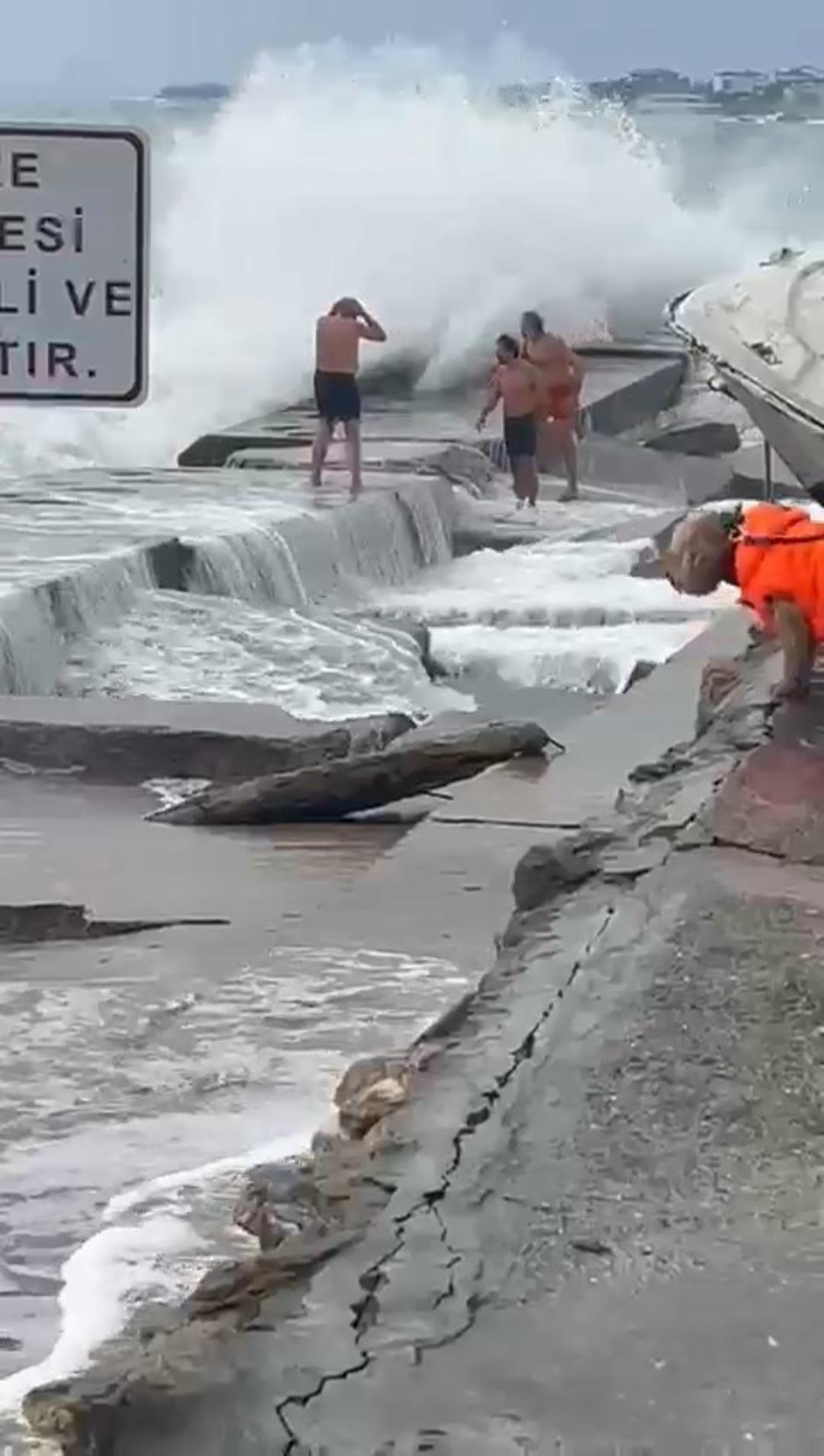 Lodos bacaklarını kırdı! Caddebostan sahilinde korkun&ccedil; dakikalar 5