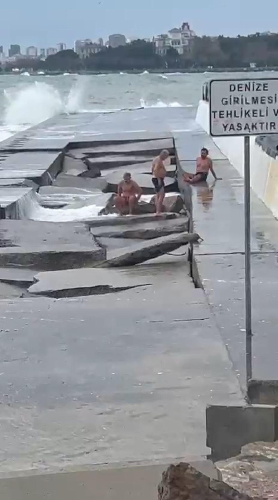 Lodos bacaklarını kırdı! Caddebostan sahilinde korkun&ccedil; dakikalar 1