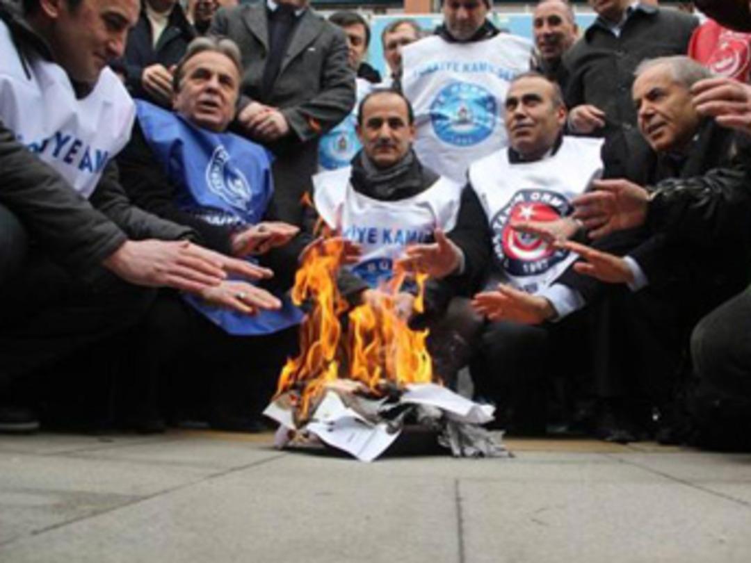 Memurlar bordrolarını yaktı