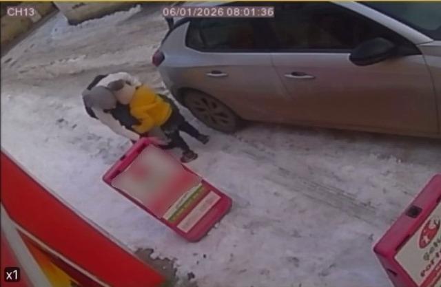 Buzlu yol vatandaşlara zor anlar yaşattı 1