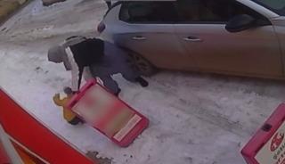 Buzlu yol vatandaşlara zor anlar yaşattı