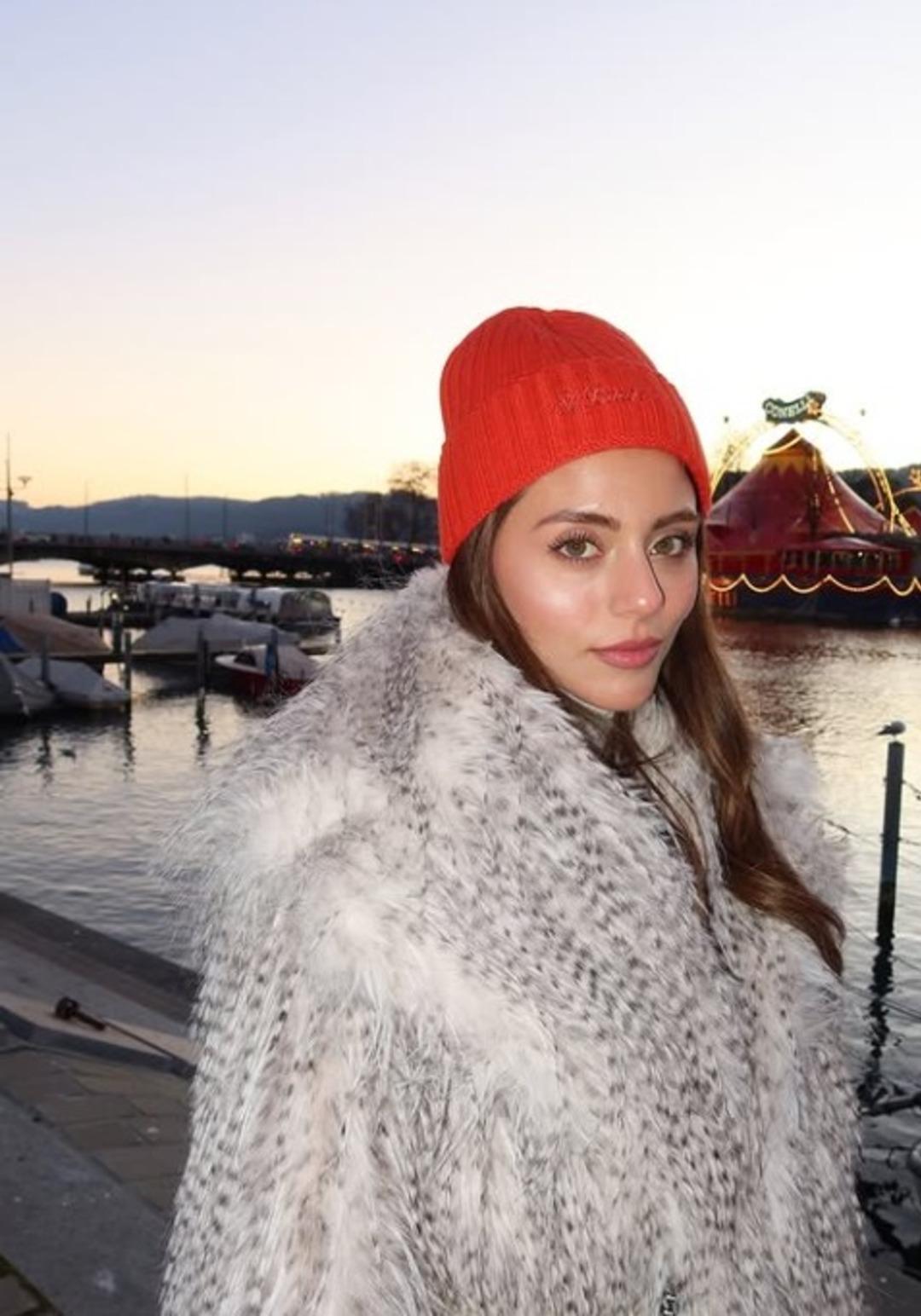 Yeni proje &ouml;ncesi tatile doyamadı! Sıla T&uuml;rkoğlu Ata Ayyıldız ile Z&uuml;rih ka&ccedil;amağını paylaştı 1