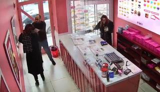 D&uuml;kkanda yaptıklarına kimse anlam veremedi!