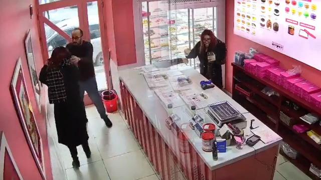 Esenyurt'ta tepki çeken olay: Dükkanda yaptıklarına kimse anlam veremedi!