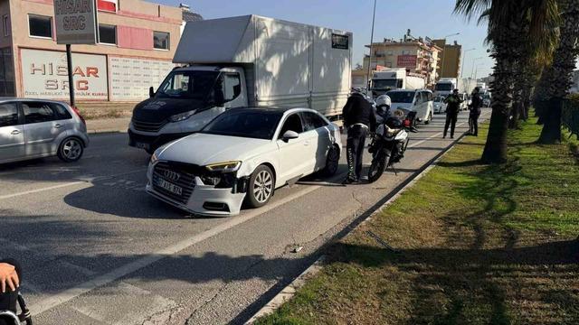 Antalya&rsquo;da 3 aracın karıştığı zincirleme kazada otomobilde sıkışan s&uuml;r&uuml;c&uuml;y&uuml; itfaiye &ccedil;ıkardı 4