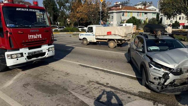 Antalya&rsquo;da 3 aracın karıştığı zincirleme kazada otomobilde sıkışan s&uuml;r&uuml;c&uuml;y&uuml; itfaiye &ccedil;ıkardı 3