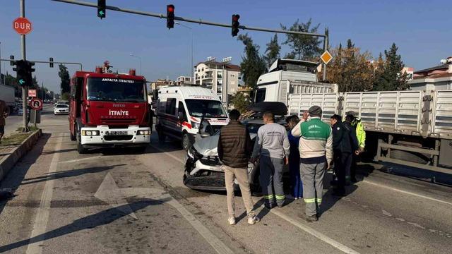 Antalya&rsquo;da 3 aracın karıştığı zincirleme kazada otomobilde sıkışan s&uuml;r&uuml;c&uuml;y&uuml; itfaiye &ccedil;ıkardı 2