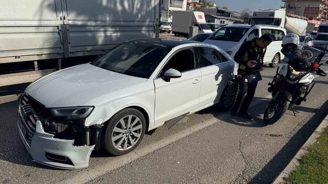Antalya&rsquo;da 3 aracın karıştığı zincirleme kazada otomobilde sıkışan s&uuml;r&uuml;c&uuml;y&uuml; itfaiye &ccedil;ıkardı 1