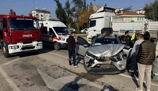 Antalya&rsquo;da 3 aracın karıştığı zincirleme kazada otomobilde sıkışan s&uuml;r&uuml;c&uuml;y&uuml; itfaiye &ccedil;ıkardı