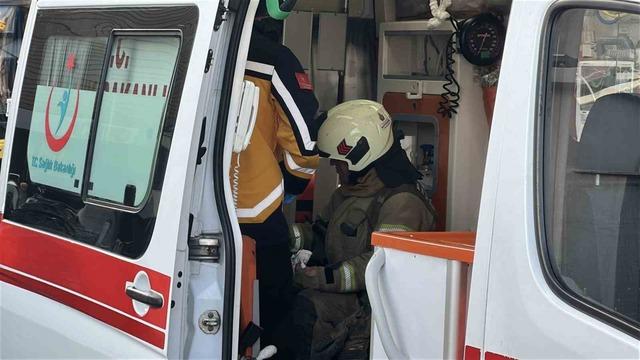 Beşiktaş&rsquo;ta iş yerinde korkutan yangın: 1 itfaiyeci yaralandı 1
