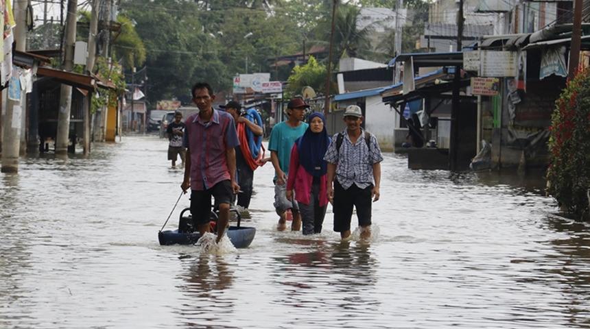 Endonezya'da şiddetli yağışların neden olduğu sellerde 16 kişi &ouml;ld&uuml;