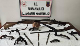Bursa'da tarihi eser operasyonu: &Ccedil;ok sayıda silah ve obje ele ge&ccedil;irildi