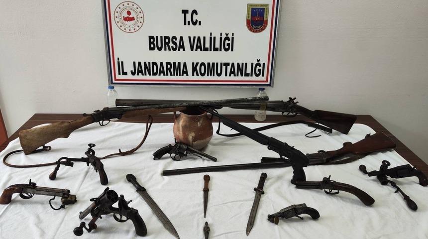 Bursa'da tarihi eser operasyonu: &Ccedil;ok sayıda silah ve obje ele ge&ccedil;irildi