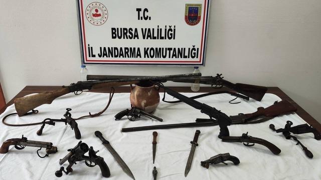 Bursa'da tarihi eser operasyonu: Çok sayıda silah ve obje ele geçirildi