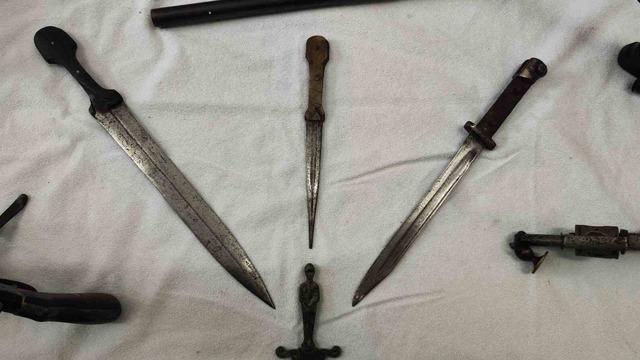 Bursa&rsquo;da tarihi eser operasyonu: &Ccedil;ok sayıda silah ve obje ele ge&ccedil;irildi 2