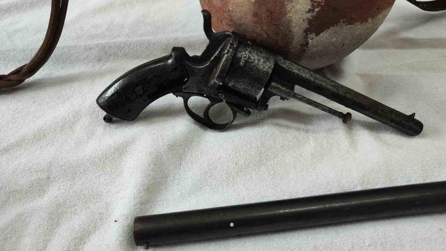 Bursa&rsquo;da tarihi eser operasyonu: &Ccedil;ok sayıda silah ve obje ele ge&ccedil;irildi 1