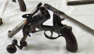 Bursa&rsquo;da tarihi eser operasyonu: &Ccedil;ok sayıda silah ve obje ele ge&ccedil;irildi