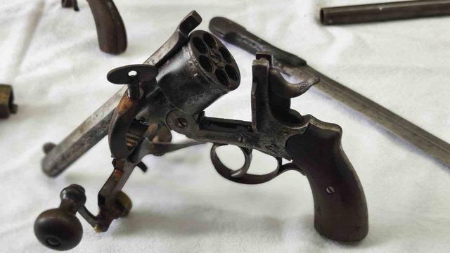 Bursa’da tarihi eser operasyonu: Çok sayıda silah ve obje ele geçirildi