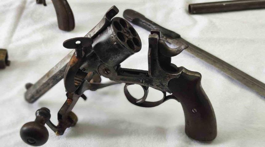 Bursa&rsquo;da tarihi eser operasyonu: &Ccedil;ok sayıda silah ve obje ele ge&ccedil;irildi