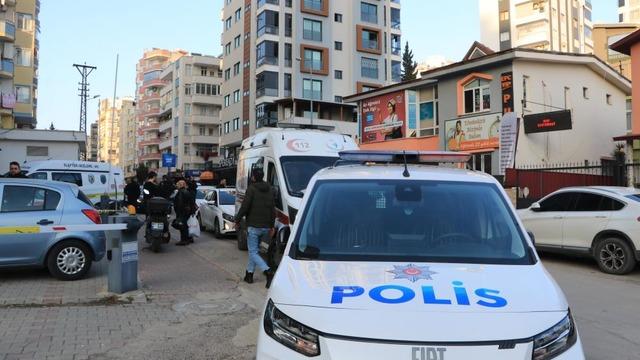 10 yıldır evi teslim etmeyen müteahhidin oğlunu öldürüp yaşamına son verdi