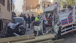 Beykoz'da kamyon d&uuml;kkana girdi: 1'i turist 2 &ouml;l&uuml;