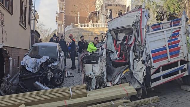 Beykoz'da dehşet anları! Kamyon dükkana girdi: 1'i turist 2 ölü