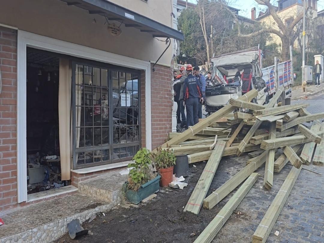 Beykoz da dehşet anları! Kamyon d&uuml;kkana girdi: 1 i turist 2 &ouml;l&uuml; 1
