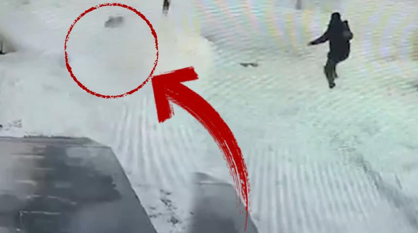 Bitlis'te acı olay! &Ccedil;atıdan d&uuml;şen kar k&uuml;tlesinin altında kalan gen&ccedil; kız hayatını kaybetti