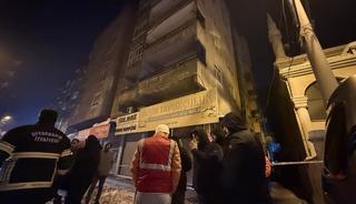 Binanın kolonu &ccedil;atladı, 83 kişi tahliye edildi